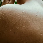 Ο ιδρώτας τρέχει «ποτάμι»; Πότε είναι αθώος και πότε «φωνάζει» για κάτι κακό