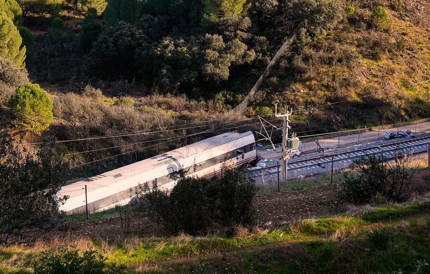 Τραγωδία χωρίς τέλος στην Ισπανία: Στους 45 οι νεκροί από τη σύγκρουση τρένων στο Αδαμούθ