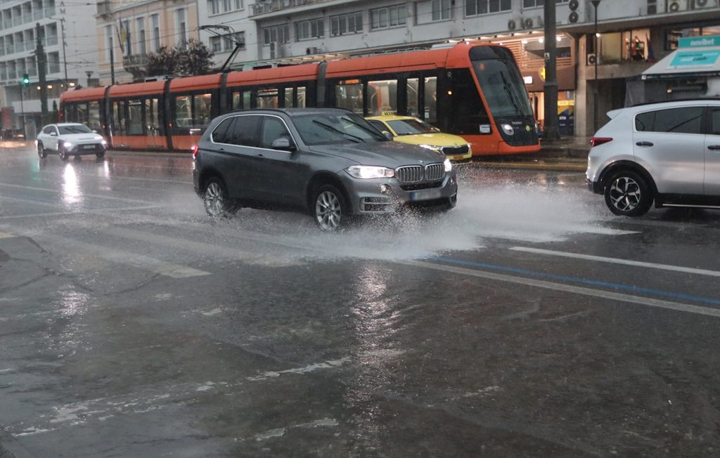 Με ισχυρές βροχές και καταιγίδες μπαίνει ο Φεβρουάριος – Έκτακτο δελτίο καιρού της ΕΜΥ
