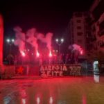 Θεσσαλονίκη: Η Θύρα 4 τίμησε τη μνήμη των επτά οπαδών του ΠΑΟΚ με πυρσούς στην Καμάρα – «Αδέρφια, θα είστε για πάντα εδώ!»