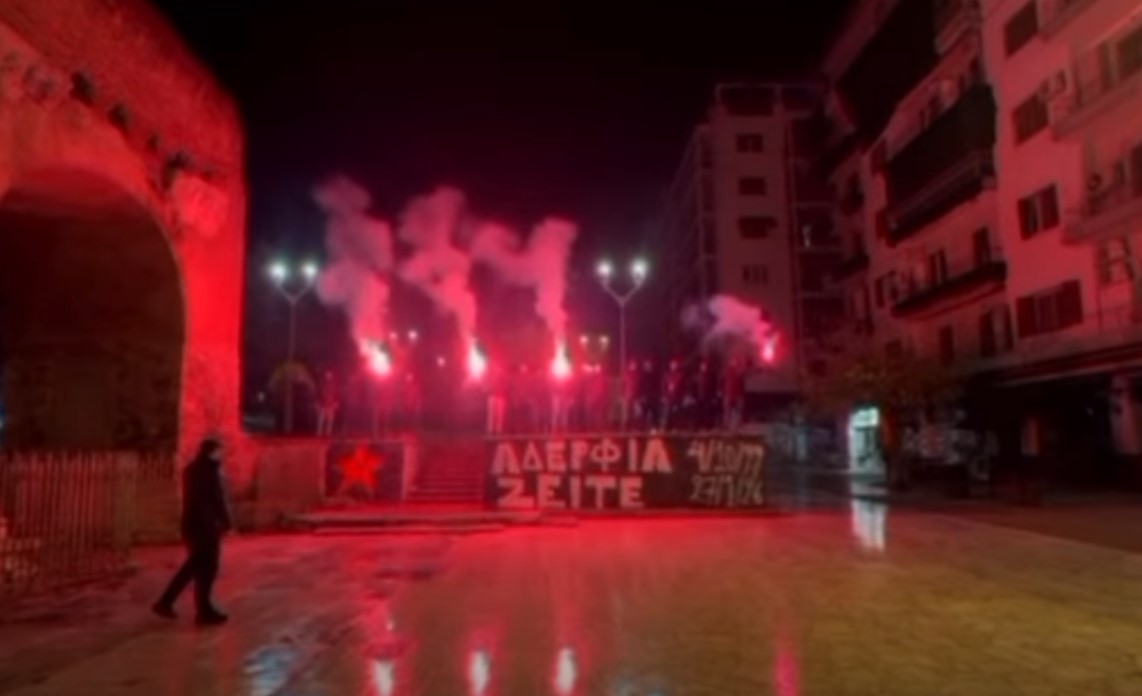 Θεσσαλονίκη: Η Θύρα 4 τίμησε τη μνήμη των επτά οπαδών του ΠΑΟΚ με πυρσούς στην Καμάρα – «Αδέρφια, θα είστε για πάντα εδώ!»