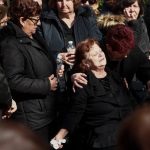 Οδύνη στην κηδεία της Ελένης Κατσαρού, μιας εκ των πέντε εργαζομένων που κάηκαν στη «Βιολάντα» – Δείτε εικόνες