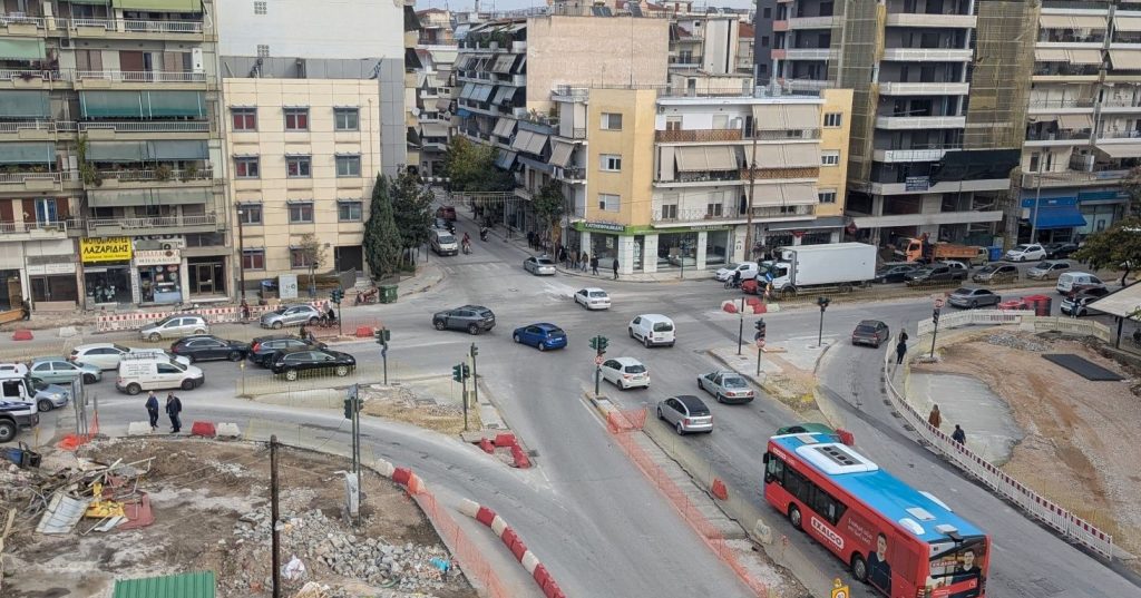 Προχωρούν οι εργασίες για την κατασκευή κυκλικού κόμβου στη Φαρσάλων