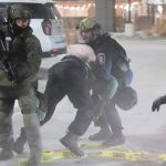 «Βράζει» η Μινεάπολη από τις επιχειρήσεις της ICE: O Τραμπ προχωρά σε κινήσεις αποκλιμάκωσης μετά τον δεύτερο θάνατο διαδηλωτή