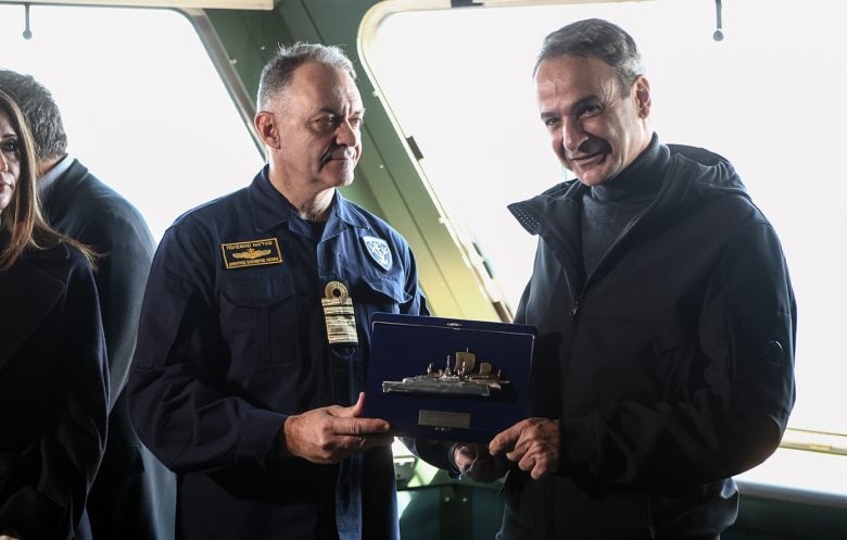 Στην τελετή παράδοσης της φρεγάτας «Κίμων» ο Μητσοτάκης – «Χρέος μου να παραδώσω μία πατρίδα πιο ασφαλή απ’ ό,τι την παρέλαβα»