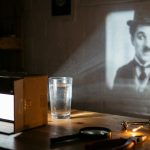 Φτιάξε σινεμά στο δωμάτιό σου: Κάνε το κινητό «προτζέκτορα» με ένα ποτήρι και αλουμινόχαρτο (DIY)