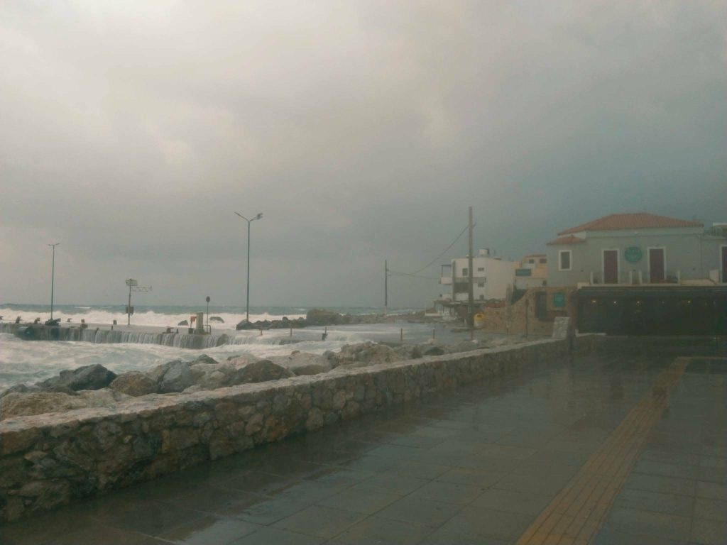 Προβλήματα από την κακοκαιρία στα Χανιά - Η θάλασσα "έβγαλε" πέτρες στον παραλιακό της Παλαιόχωρας - ertnews.gr