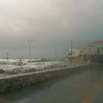 Προβλήματα από την κακοκαιρία στα Χανιά - Η θάλασσα "έβγαλε" πέτρες στον παραλιακό της Παλαιόχωρας - ertnews.gr