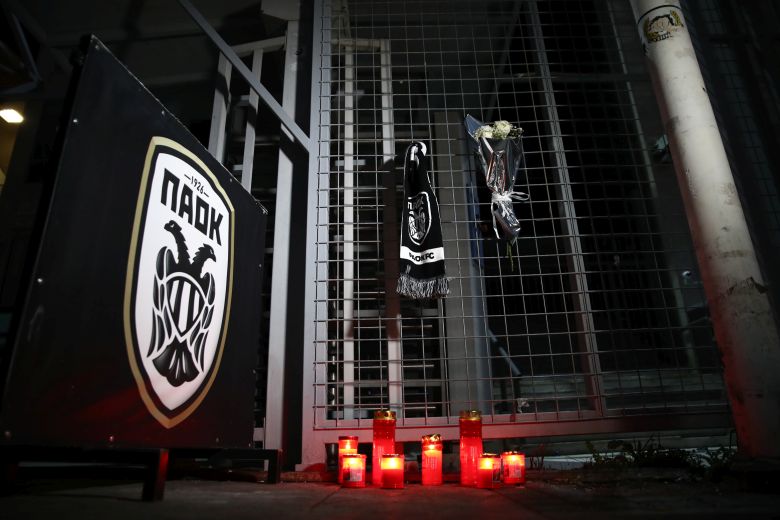 Κεράκια και μεσίστιες σημαίες στην Τούμπα για την τραγωδία με φίλους του ΠΑΟΚ στη Ρουμανία