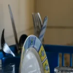 Προσοχή στα vintage σερβίτσια: Γιατί δεν πρέπει να τρώτε από τα πιάτα της «γιαγιάς»