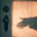 Η πόρτα τρίζει σαν σε ταινία τρόμου; Το υλικό της κουζίνας που θα τη «σωπάσει» για πάντα