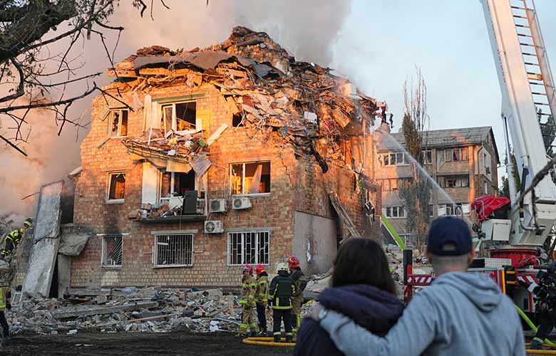Περισσότερες από χίλιες πολυκατοικίες παραμένουν χωρίς ηλεκτρικό και θέρμανση στο Κίεβο