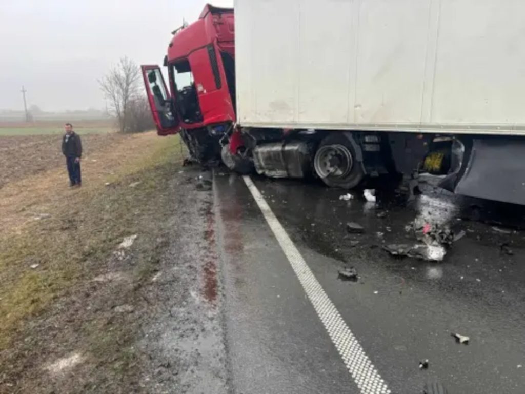 Parapolitika.gr: Τροχαίο δυστύχημα οπαδών του ΠΑΟΚ στη Ρουμανία - Σταθερή η κατάσταση των τραυματιών, υπό τεχνητό κώμα ο ένας - Έχουν ενημερωθεί οι συγγενείς, τι ισχύει με την ταυτοποίηση και τη μεταφορά των σορών στην Ελλάδα (Βίντεο) - motorone.gr