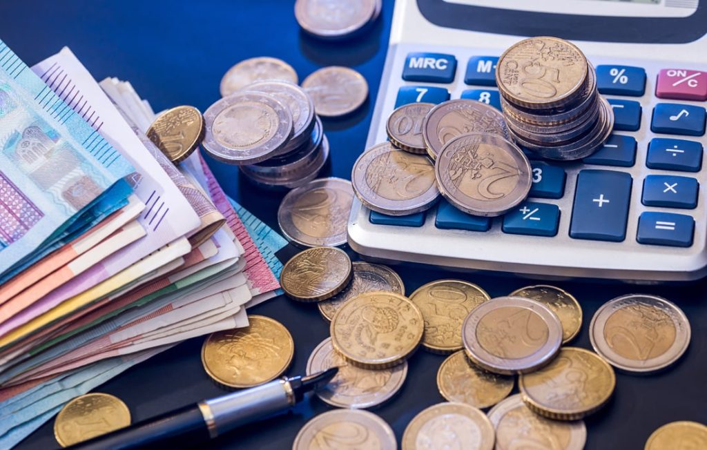 Προϋπολογισμός: Πρωτογενές πλεόνασμα 8 δισ. ευρώ το 2025 – Εισπράξεις φόρων 451 εκατ. ευρώ πάνω από τον αναθεωρημένο στόχο