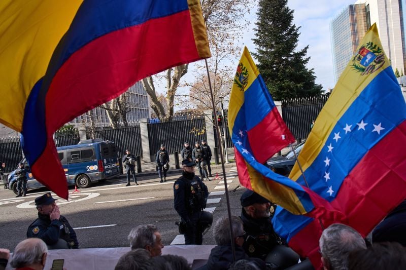 Χιλιάδες διαδηλωτές έξω από την αμερικανική πρεσβεία στην Μαδρίτη καταγγέλλουν την «ιμπεριαλιστική επιθετικότητα»