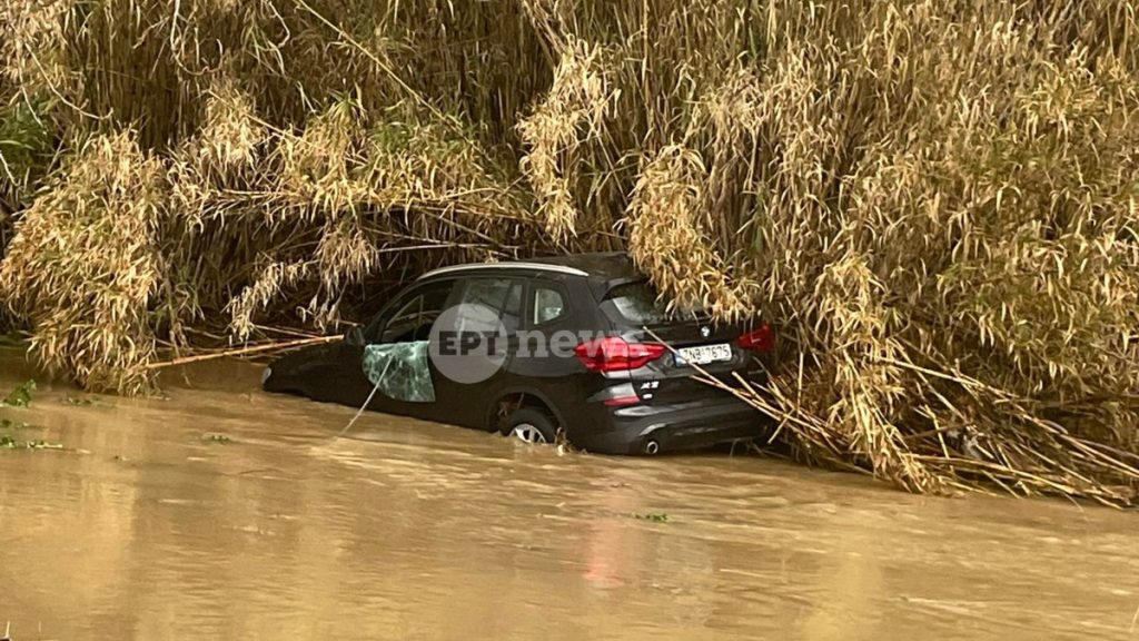 Διακοπή της κυκλοφορίας στο ρέμα Βάρδα από τα Σπάτα προς το Πικέρμι – Εγκλωβίστηκαν επιβαίνοντες οχήματος που παρασύρθηκε από νερά