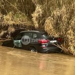 Διακοπή της κυκλοφορίας στο ρέμα Βάρδα από τα Σπάτα προς το Πικέρμι – Εγκλωβίστηκαν επιβαίνοντες οχήματος που παρασύρθηκε από νερά