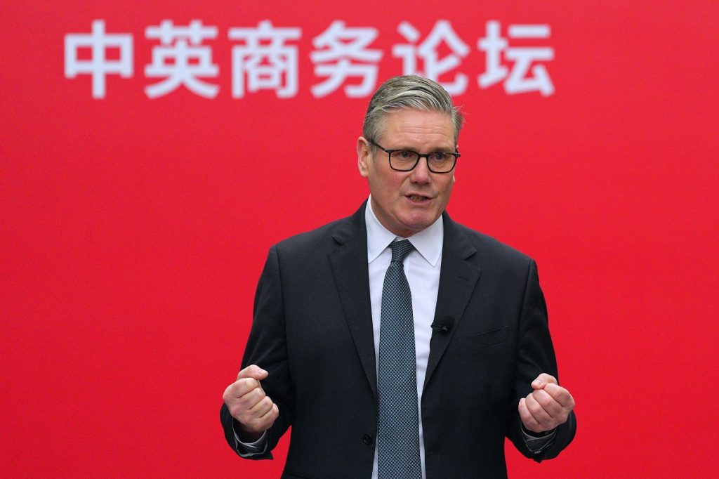 Διχασμένος ο βρετανικός Τύπος για την επίσκεψη Στάρμερ στην Κίνα