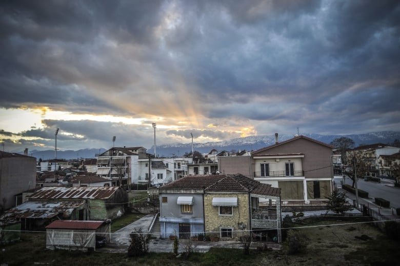 Καιρός: Βροχές με σταδιακή εξασθένηση και πτώση της θερμοκρασίας