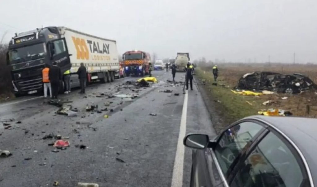 Parapolitika.gr: Τροχαίο με οπαδούς του ΠΑΟΚ στη Ρουμανία - Πένθος για τα θύματα, την Πέμπτη το πρωί η μεταφορά των τραυματιών στην Ελλάδα - Τα επικρατέστερα σενάρια για το δυστύχημα - motorone.gr