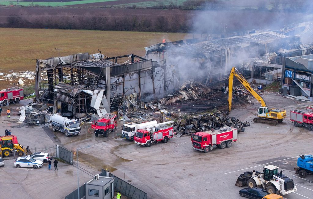 Πυροσβεστική για την έκρηξη στο εργοστάσιο της «Βιολάντα»: «Πολύμηνη διαρροή στο έδαφος με υψηλές συγκεντρώσεις προπανίου»