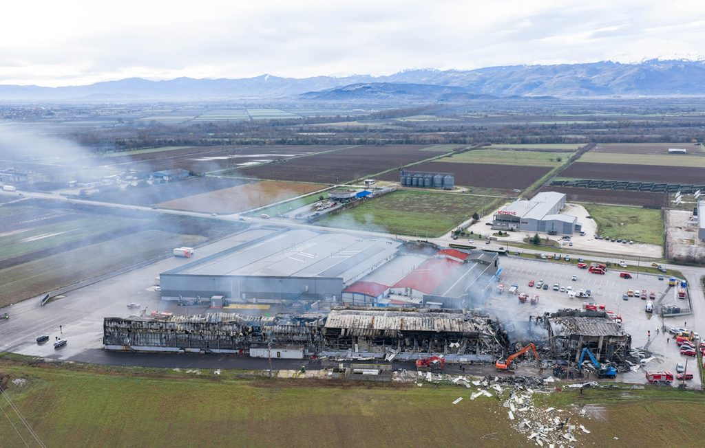 Με εισαγγελική παραγγελία συνεχίζεται η έρευνα για τις ευθύνες της τραγωδίας στα Τρίκαλα – Οι σωληνώσεις παροχέτευσης προπανίου και η ασφαλτόστρωση