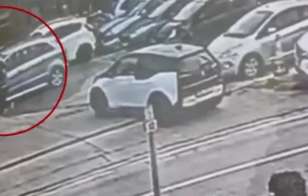 Βίντεο ντοκουμέντο από τη στιγμή της παράσυρσης υπαλλήλου έξω από τα ΕΛΤΑ Βριλησσίων – Διαφώνησαν για ένα δέμα