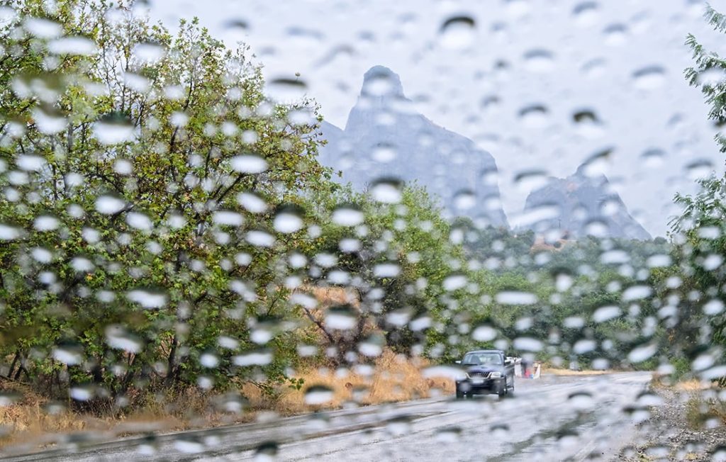 Καιρός: Σποραδικές καταιγίδες και χιονοπτώσεις κατά τόπους