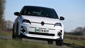 Renault 5 E-Tech vs MG4 Urban: Άλλα κόλπα