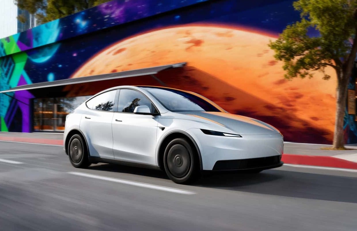 Tesla Model Y Standard AWD: Τετρακίνηση με μικρή μπαταρία, τι αλλάζει σε επιδόσεις, αυτονομία και τιμή