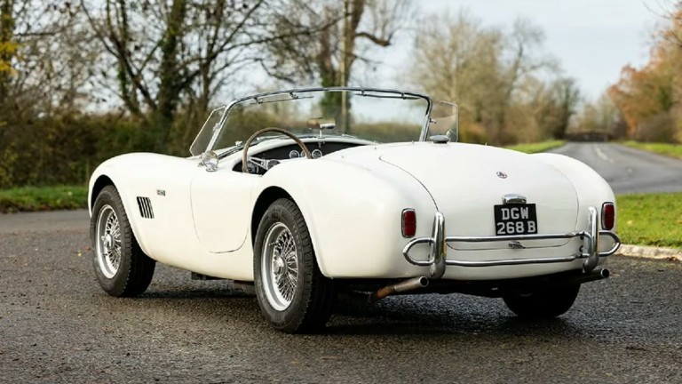 Πάνω από μισό εκατομμύριο ευρώ πουλήθηκε μία Cobra Shelby