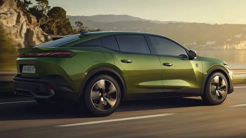 Peugeot 408: Ένα fastback που «κλείνει το μάτι» στο ηλεκτρικό μέλλον