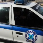 Θεσσαλονίκη: Προσπάθησε να αποφύγει αστυνομικό έλεγχο και προσέκρουσε με τη μηχανή του σε αυτοκίνητο- Κατά τη σύλληψη προκάλεσε εκδορές σε αστυνομικό