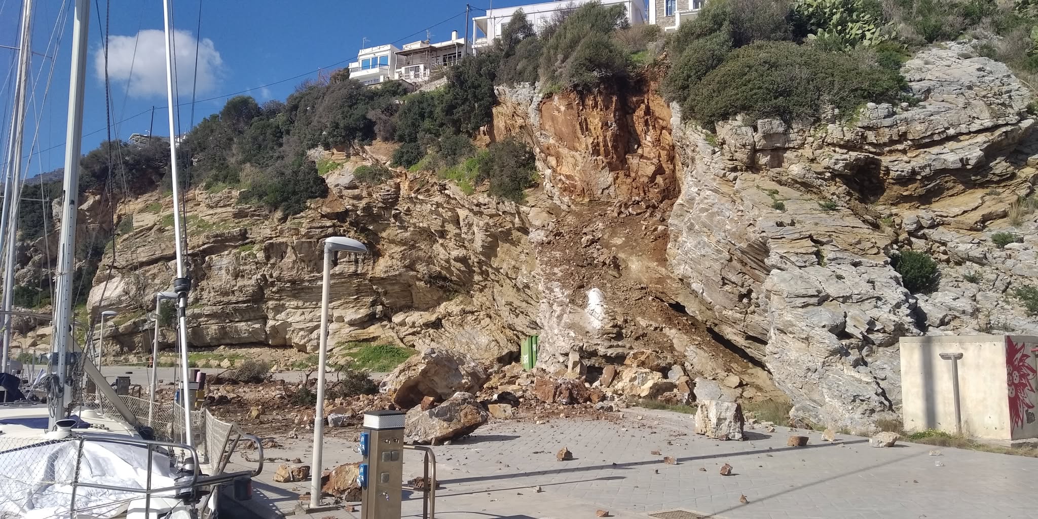 Συνεχίζονται οι κατολισθήσεις στην Ικαρία – Τεράστιος βράχος έπεσε στην μαρίνα του Αγίου Κηρύκου