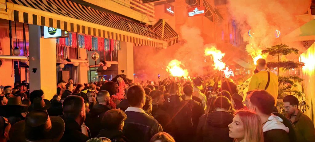Πατρινό καρναβάλι: Ξέφρενο γλέντι στους πεζόδρομους μετά την παρέλαση των αρμάτων