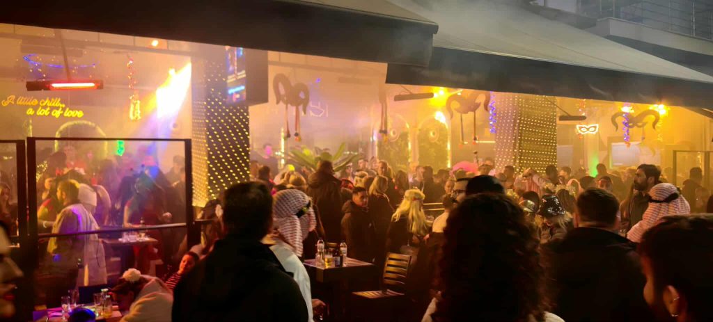 Πατρινό καρναβάλι: Ξέφρενο γλέντι στους πεζόδρομους μετά την παρέλαση των αρμάτων