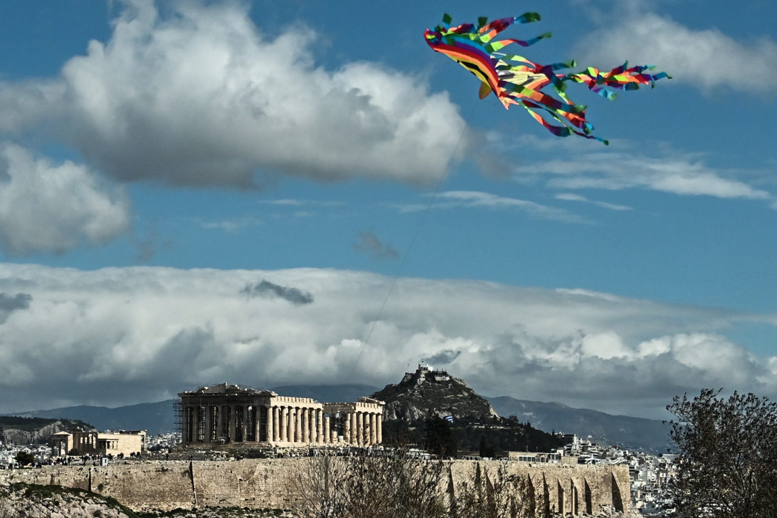 Καιρός: Πού θα επιμείνουν για λίγες ακόμα ώρες τα έντονα φαινόμενα – Με λιακάδα το πέταγμα του χαρταετού - ertnews.gr