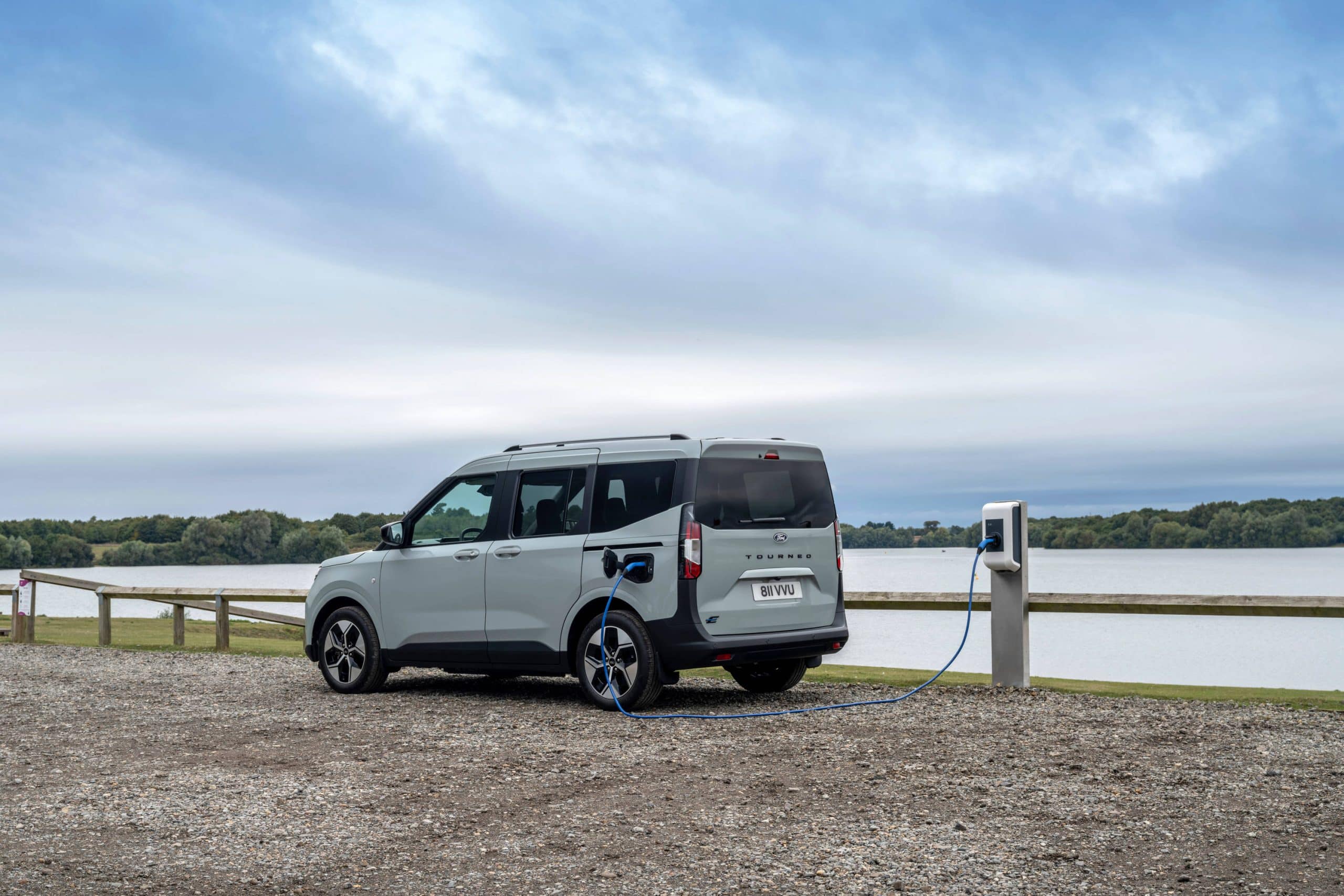 Όλα όσα χρειάζεται να γνωρίζετε για το αναβαθμισμένο Ford E-Tourneo Courier