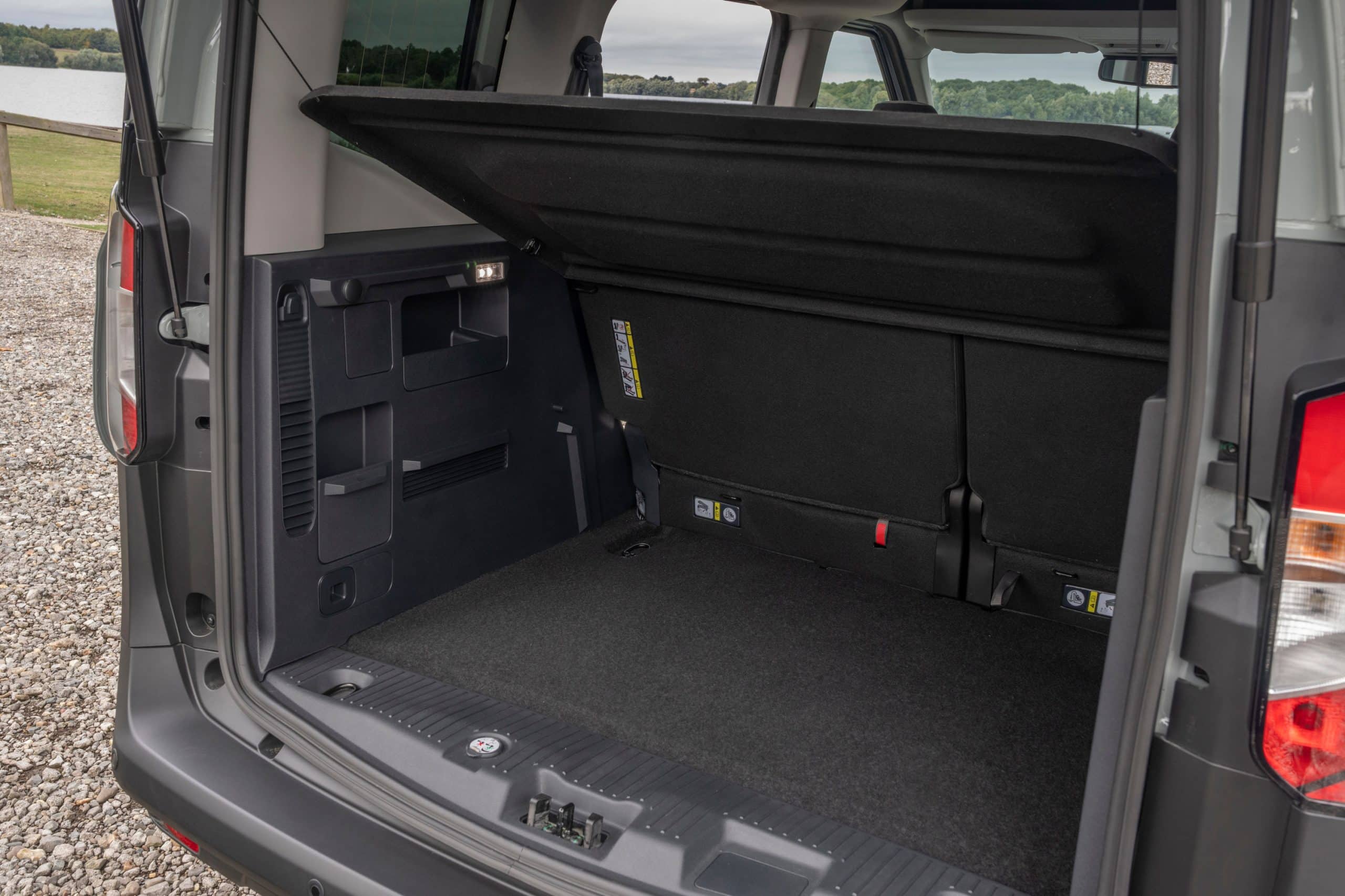 Όλα όσα χρειάζεται να γνωρίζετε για το αναβαθμισμένο Ford E-Tourneo Courier