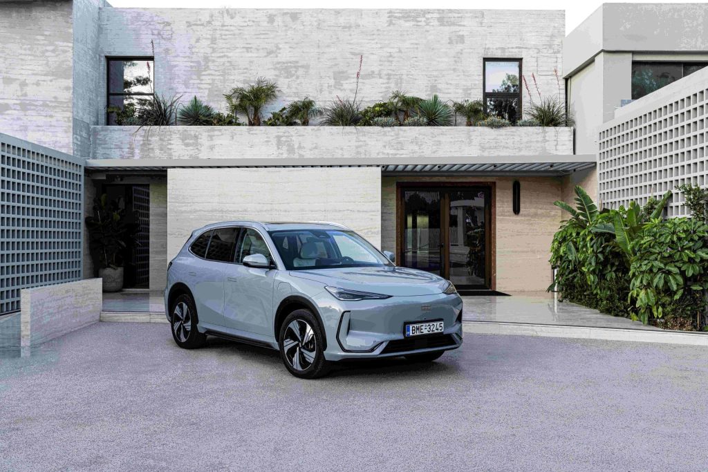 o Το 2026 ξεκινά δυναμικά για τη Geely, που μετά το ιστορικό ρεκόρ των 4,11 εκατ. πωλήσεων το 2025, κατέκτησε την πρώτη θέση στην Κίνα τον Ιανουάριο με 270.167 παραδόσεις, ξεπερνώντας την BYD.