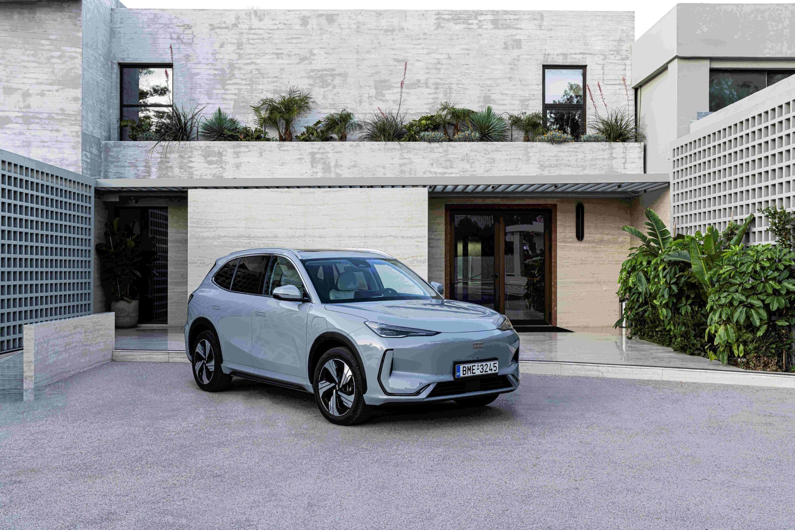 o Το 2026 ξεκινά δυναμικά για τη Geely, που μετά το ιστορικό ρεκόρ των 4,11 εκατ. πωλήσεων το 2025, κατέκτησε την πρώτη θέση στην Κίνα τον Ιανουάριο με 270.167 παραδόσεις, ξεπερνώντας την BYD.