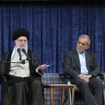 Στόχοι των αμερικανικών και ισραηλινών πληγμάτων ο Χαμενεΐ και ο Πεζεσκιάν