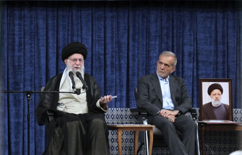 Στόχοι των αμερικανικών και ισραηλινών πληγμάτων ο Χαμενεΐ και ο Πεζεσκιάν