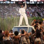 «Μαζί, είμαστε η Αμερική» – Με πολιτικά μηνύματα και λάτιν υπερθέαμα, ο Bad Bunny καθήλωσε το κοινό στο ημίχρονο του Super Bowl LX