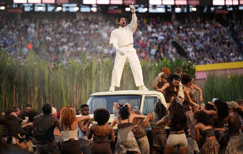 «Μαζί, είμαστε η Αμερική» – Με πολιτικά μηνύματα και λάτιν υπερθέαμα, ο Bad Bunny καθήλωσε το κοινό στο ημίχρονο του Super Bowl LX