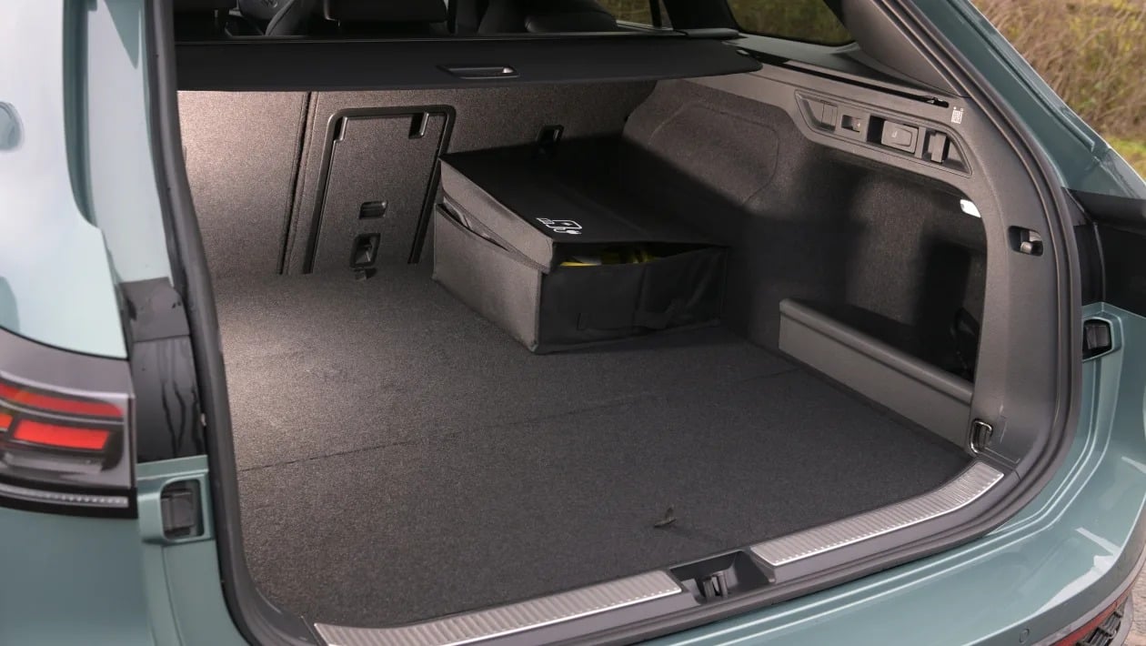 Volkswagen Passat Passat vs BYD Seal 6: Η μάχη των PHEV station wagon