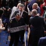 Αποβλήθηκε από το Κογκρέσο βουλευτής Αλ Γκριν όταν άνοιξε πανό που έγραφε «Οι μαύροι δεν είναι πίθηκοι»