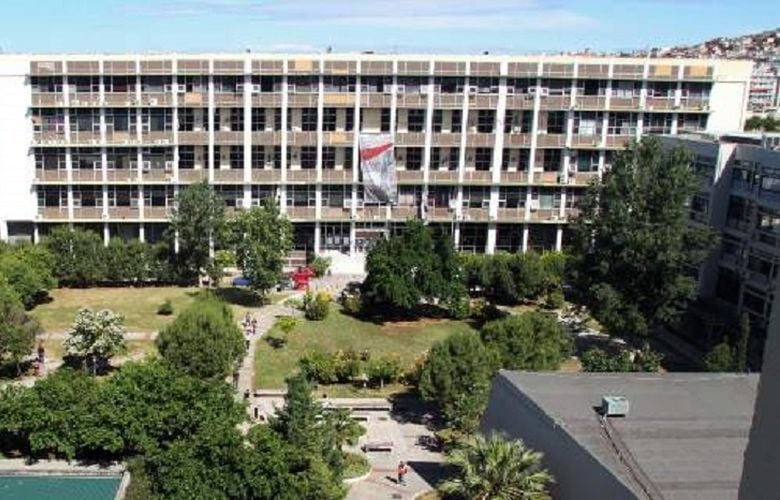 Ένταση και επεισόδια από φοιτητές έξω από το κτίριο της πρυτανείας στο ΑΠΘ