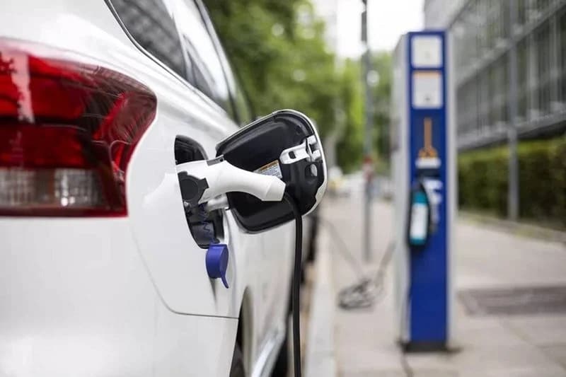 Τα ηλεκτρικά «σβήνουν» βενζίνη και diesel στην Ευρώπη!