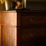 Πώς να αφαιρέσεις σημάδια από νερό σε ξύλινα έπιπλα: 4 δοκιμασμένοι τρόποι για να τα εξαφανίσεις σήμερα!